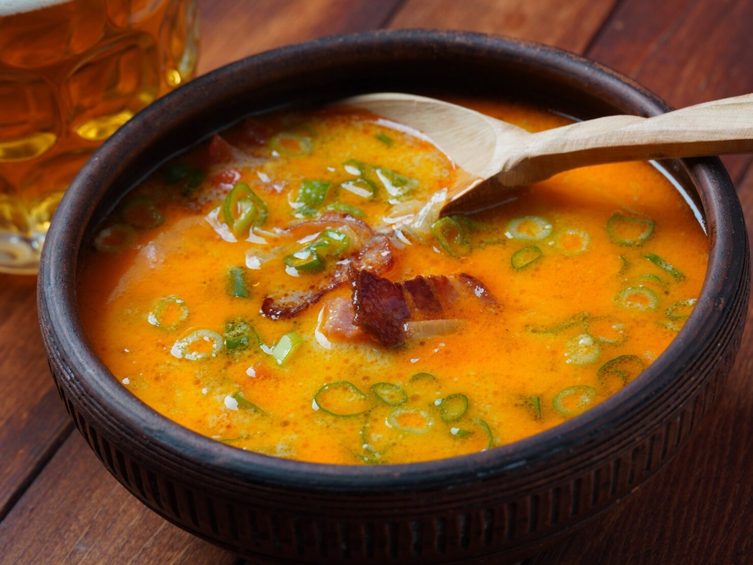 Cheddar-Bier-Suppe – lecker mit Speck &amp; Frühlingszwiebel