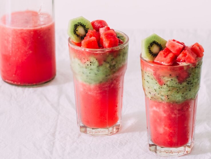 Zwei Gläser mit dem Wassermelonen-Kiwi-Smoothie auf weißem Unter- und Hintergrund. | © Shutterstock/ yari2000