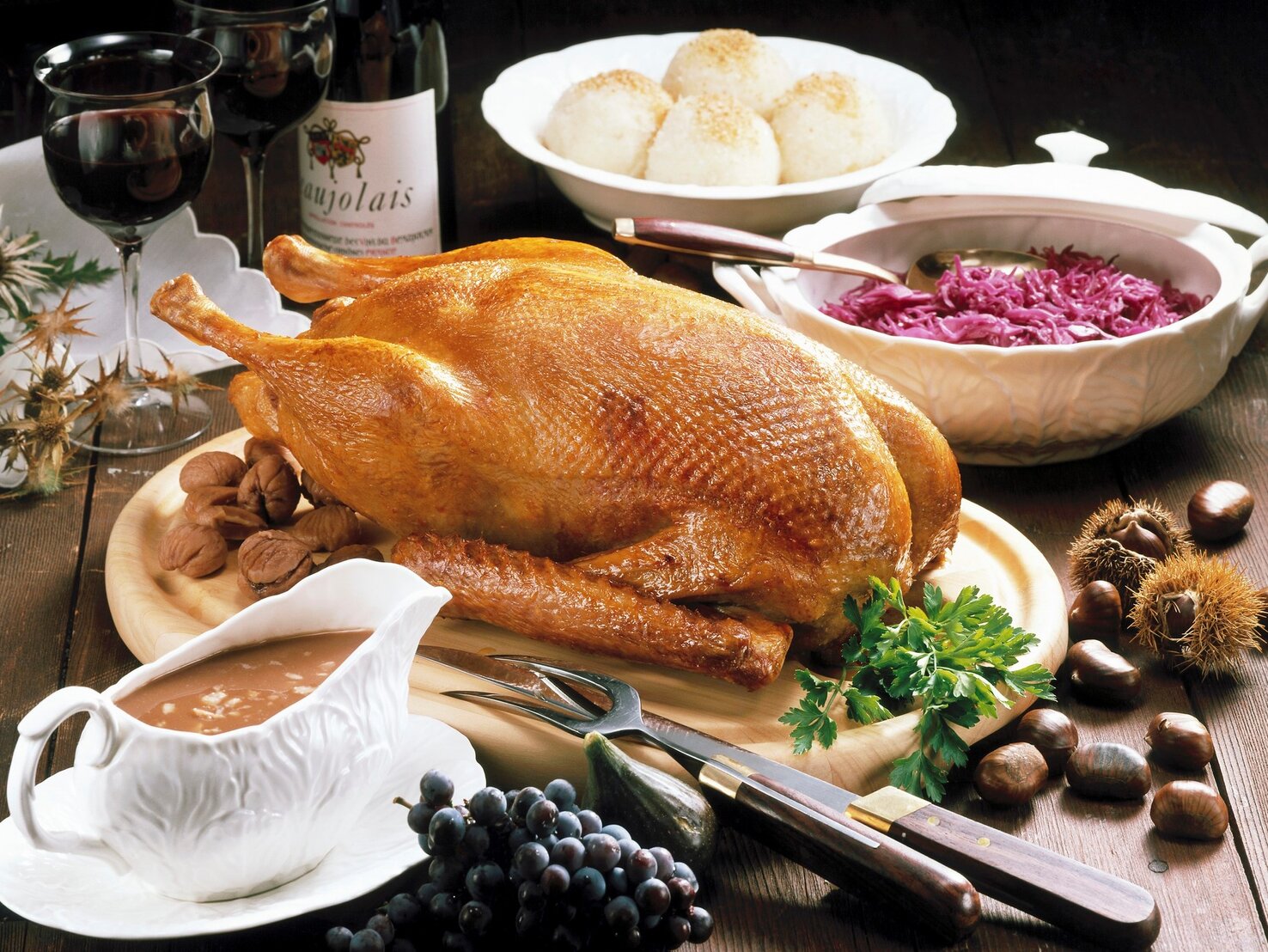 Gefüllter Gänsebraten mit Apfel und Marone und Bratensoße zum Fest