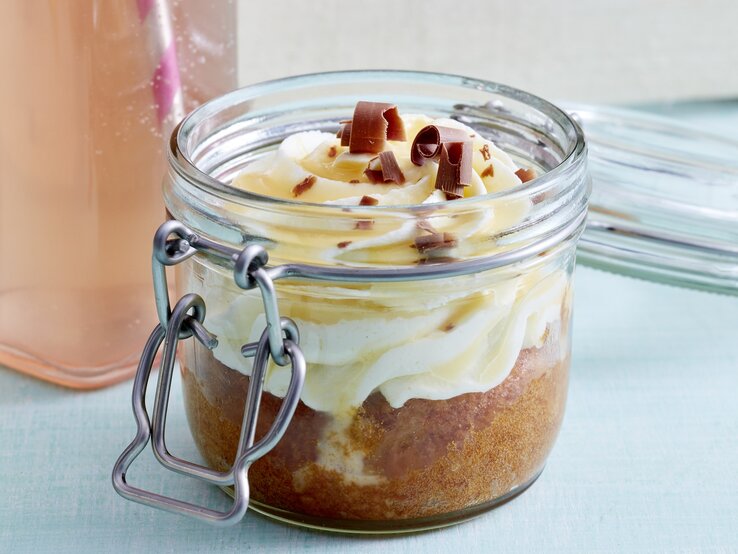 Apfel-Biskuit-Kuchen: Mit Zimt und Vanillesoße