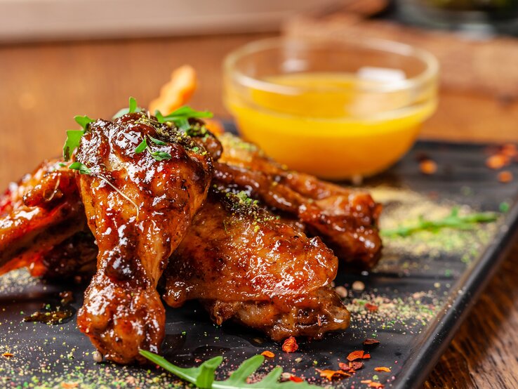 BBQ-Hähnchen in Rhabarber-Aprikosen-Marinade mir gelber Soße