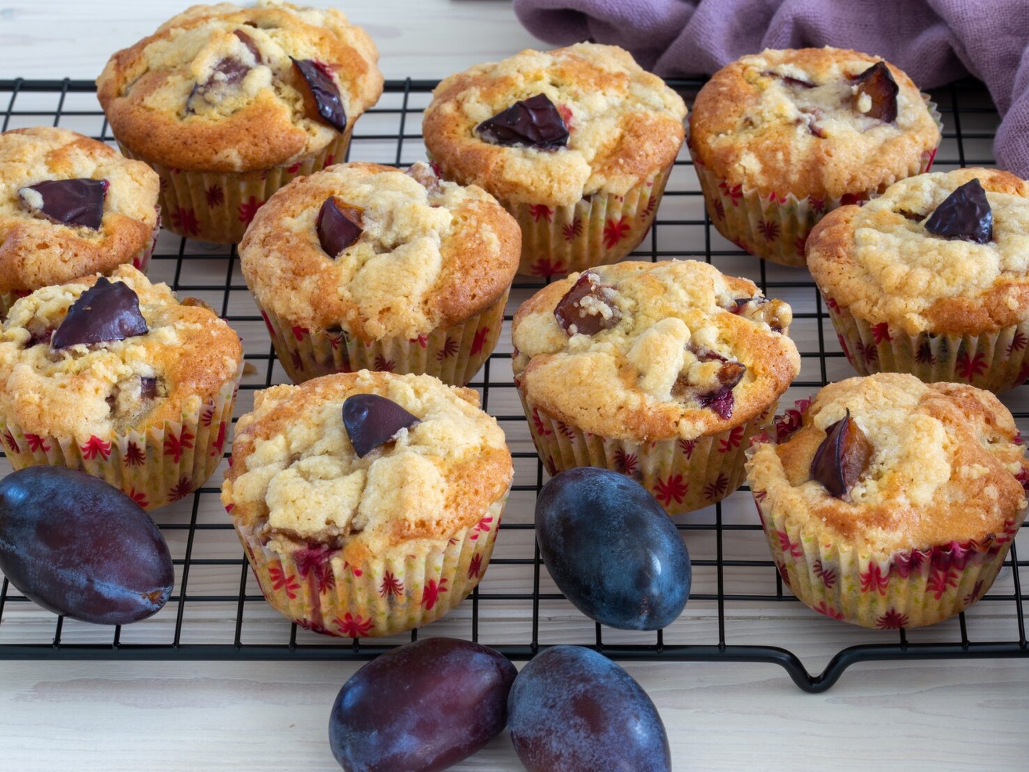 Pflaumen-Muffins mit Joghurt: Hochgenuss zur Pflaumensaison Pflaumen-Muffins mit Joghurt: Hochgenuss zur Pflaumensaison