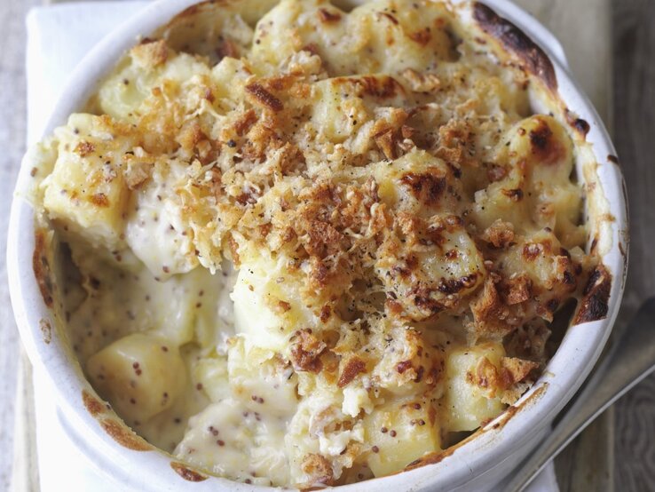 Pastinaken-Kartoffel-Auflauf / runde Auflaufform / Draufsicht