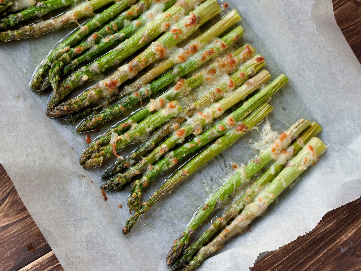 Überbackener Spargel aus dem Ofen: Käsiger Genuss!