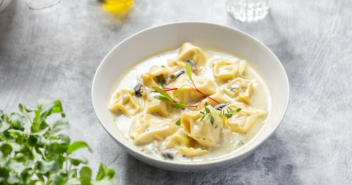 Ravioli-Suppe mit Hähnchen und Pilzen – cremiger Genuss