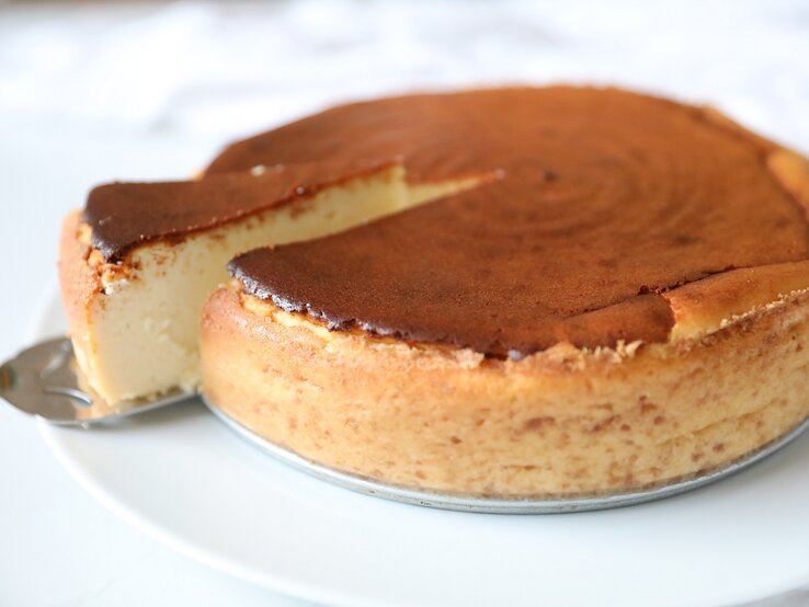 Ein Teller mit Ricotta-Käsekuchen auf einem hellen Tisch.
