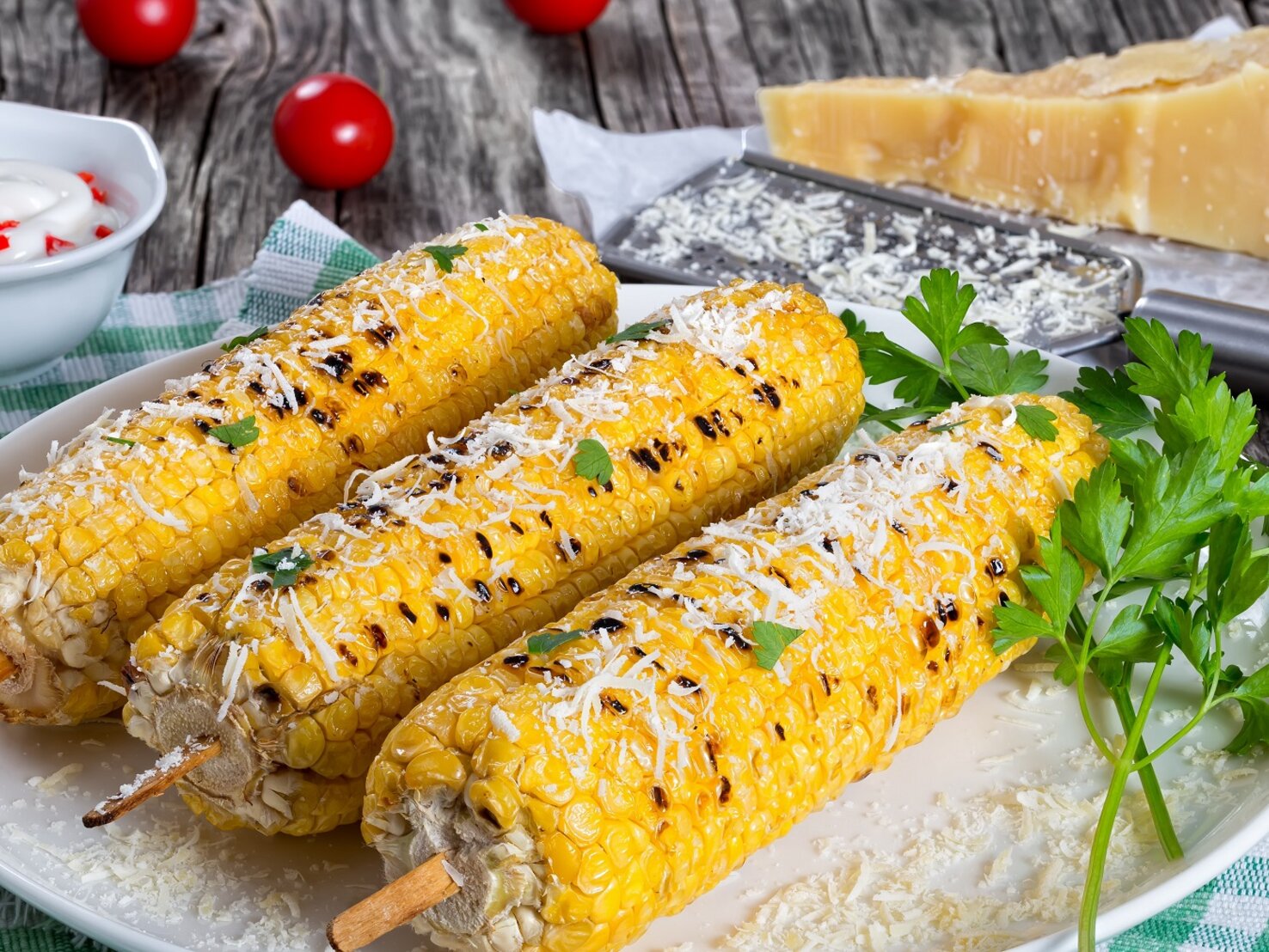 Vegetarisch grillen: Saftiger Mais mit Parmesan und Knoblauch