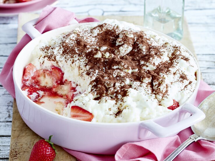 Ein Dessert für die ganze Familie: unser Milchreis-Tiramisu mit Erdbeeren. Milchreis-Tiramisu mit Erdbeeren in Schale angerichtet.