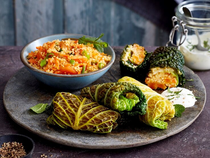 Orientalische Wirsingrouladen mit Couscous.