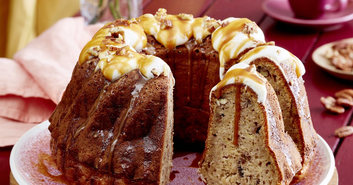 Apfel-Bananen-Gugelhupf: Mit Karamellsoße und Pekan-Nüssen