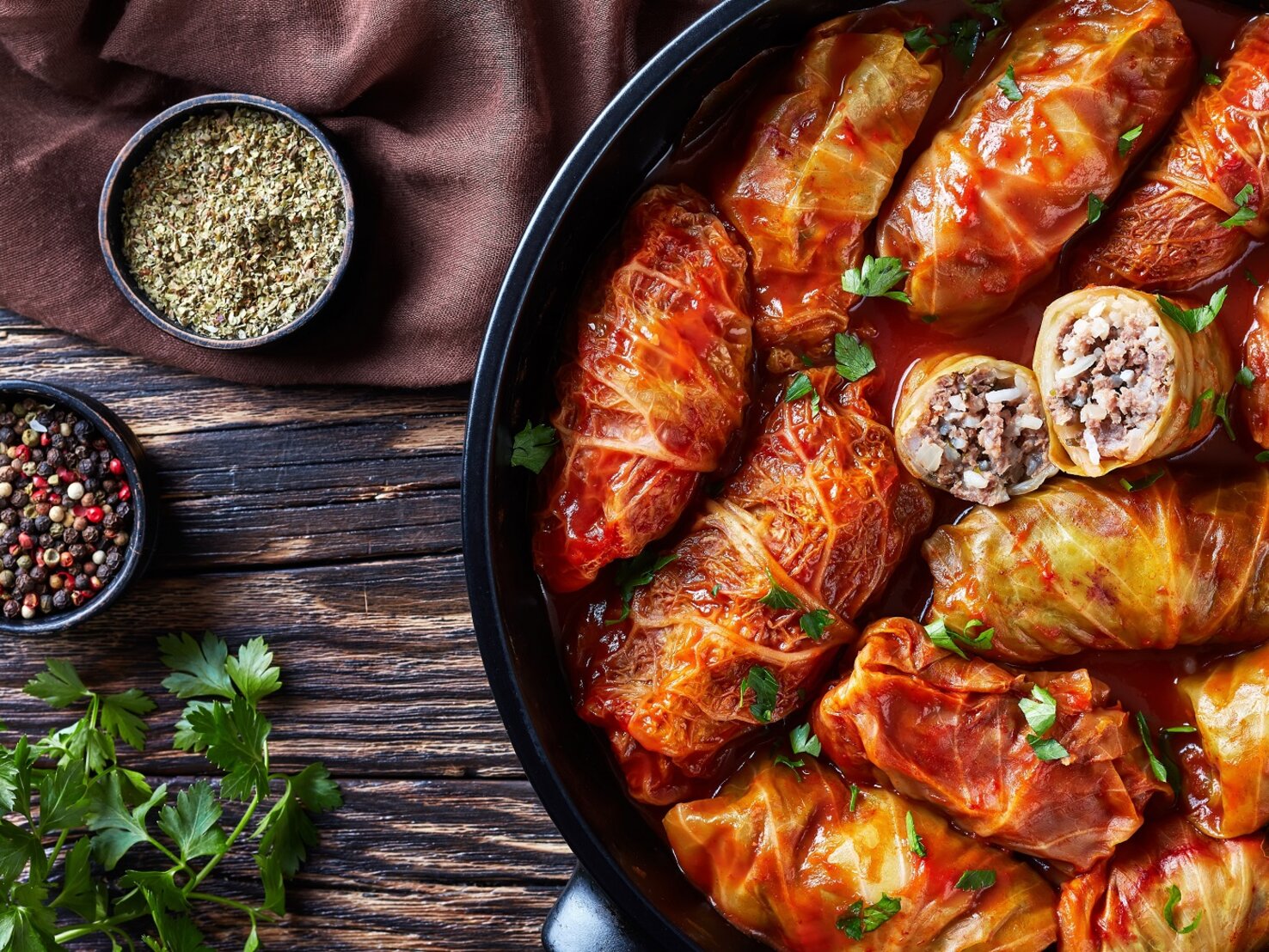 Kohlrouladen mit Reis und fruchtiger Tomatensoße – Hausmannskost