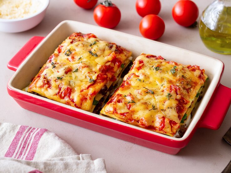 Apfel-Biskuit-Kuchen: Mit Zimt und Vanillesoße