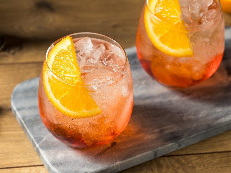 Zwei Gläser Tequila Spritz auf einem grauen Tablett.