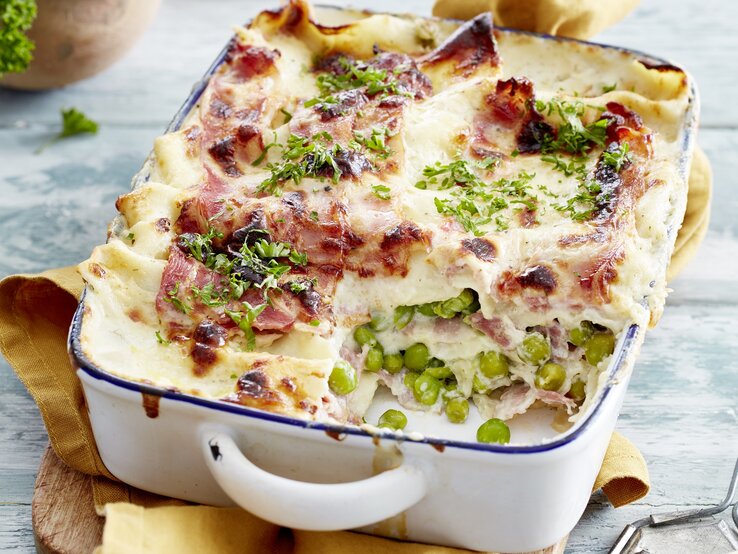 Lasagne-Carbonara in Auflaufform, angeschnitten.