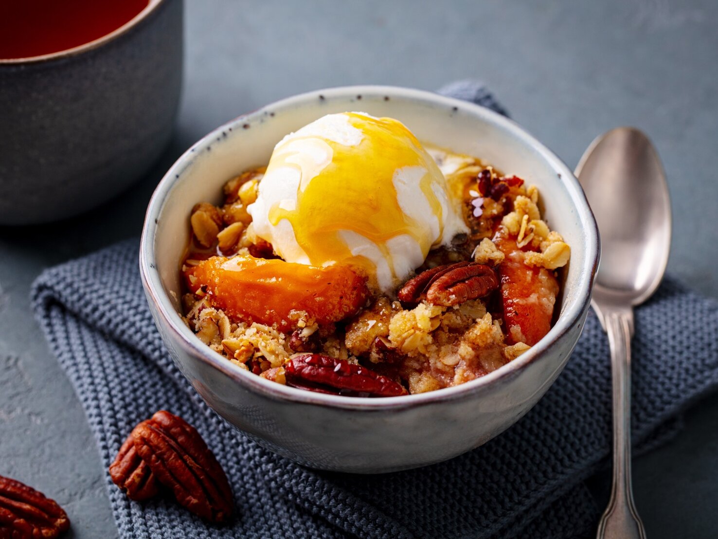 Pfirsich-Crumble: Schnelles Dessert mit Streusel für den Sommer (&amp; Eis!)