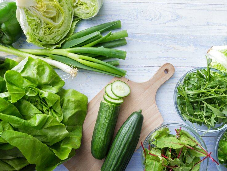 Salat Stilleben verschiedenes grünes Gemüse und Salat.