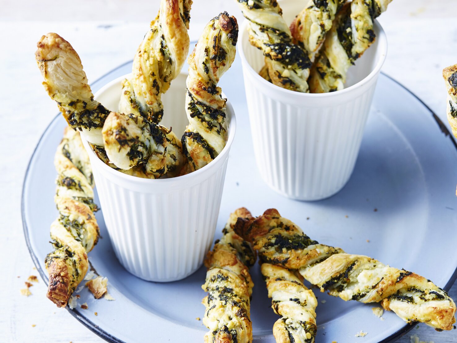 Fingerfood-Ideen: Knusprige Blätterteigstangen mit Feta und Spinat