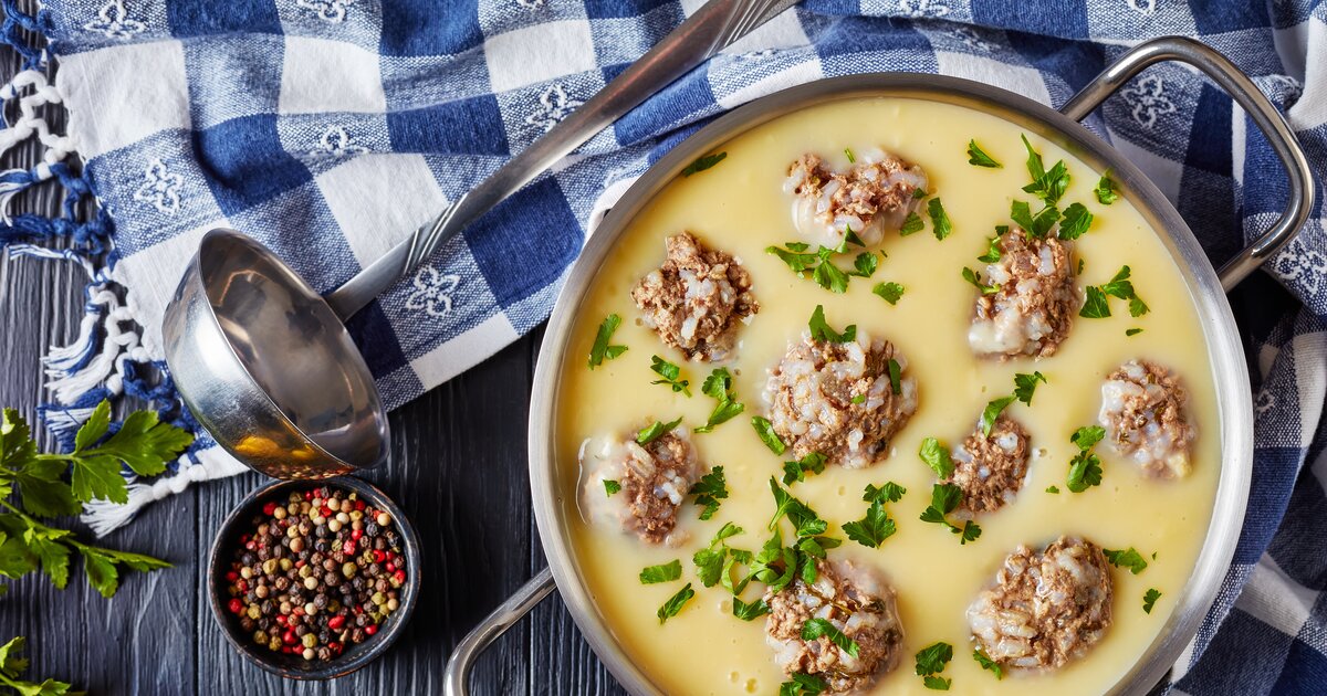 Griechische Hackbällchensuppe mit Zitrone: So lecker kann Urlaub sein