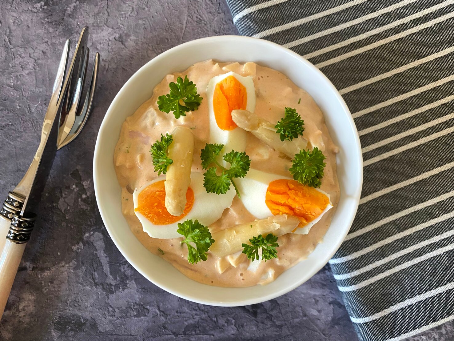 Eiersalat mit Spargel: Frühstücks-Highlight der Saison