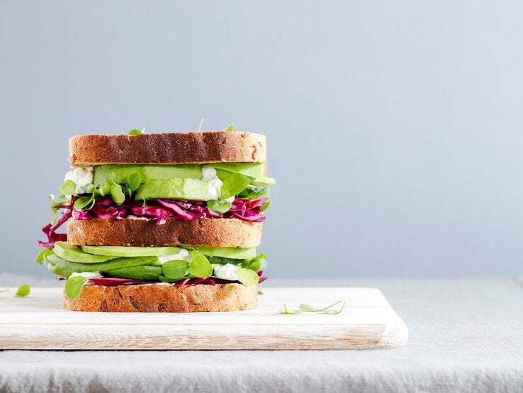Ein dreistöckiges Rotkohl-Sandwich mit Salat und Gurke.