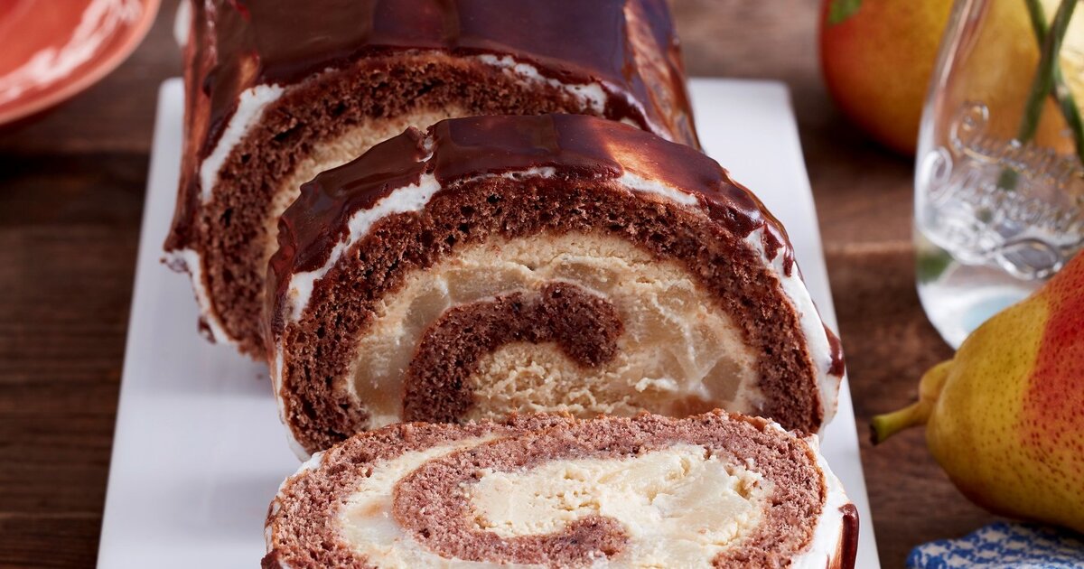 Schokorolle mit Mascarpone-Creme und Birne