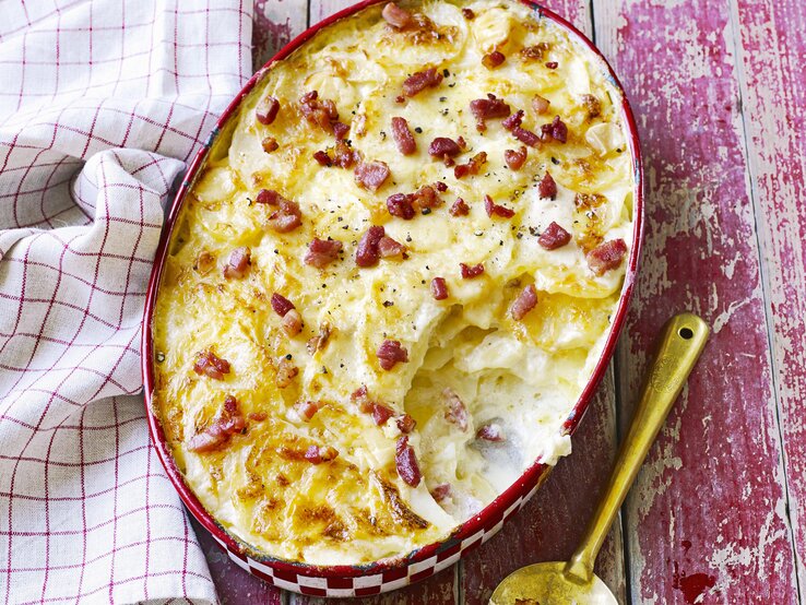 Käse-Speck-Dauphinoise in einer ofenfesten Form