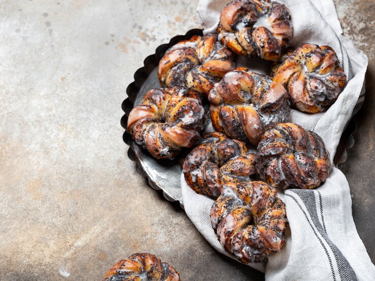 Draufsicht auf mehrere Mohnknoten. 