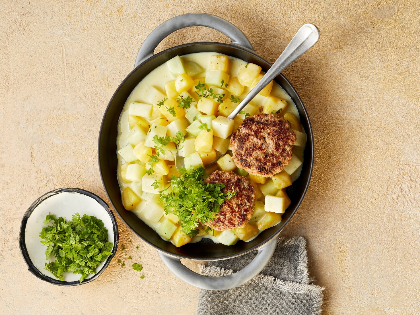 Hackfleisch: Tatar-Frikadellen mit Kohlrabi-Kartoffel-Ragout