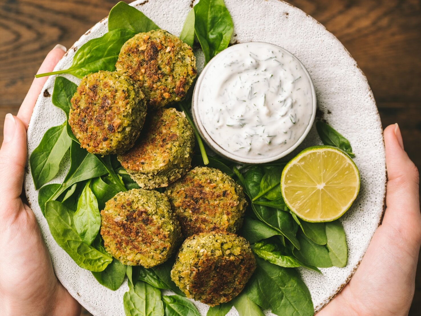 Low-Carb-Fingerfood: Knusprige Erbsentaler mit Joghurt-Minz-Dip
