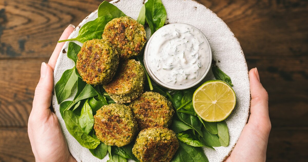 Low-Carb-Fingerfood: Knusprige Erbsentaler mit Joghurt-Minz-Dip