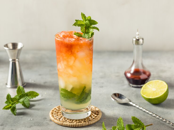 Bunt gemischter Cocktail mit Minze und Eiswürfeln.