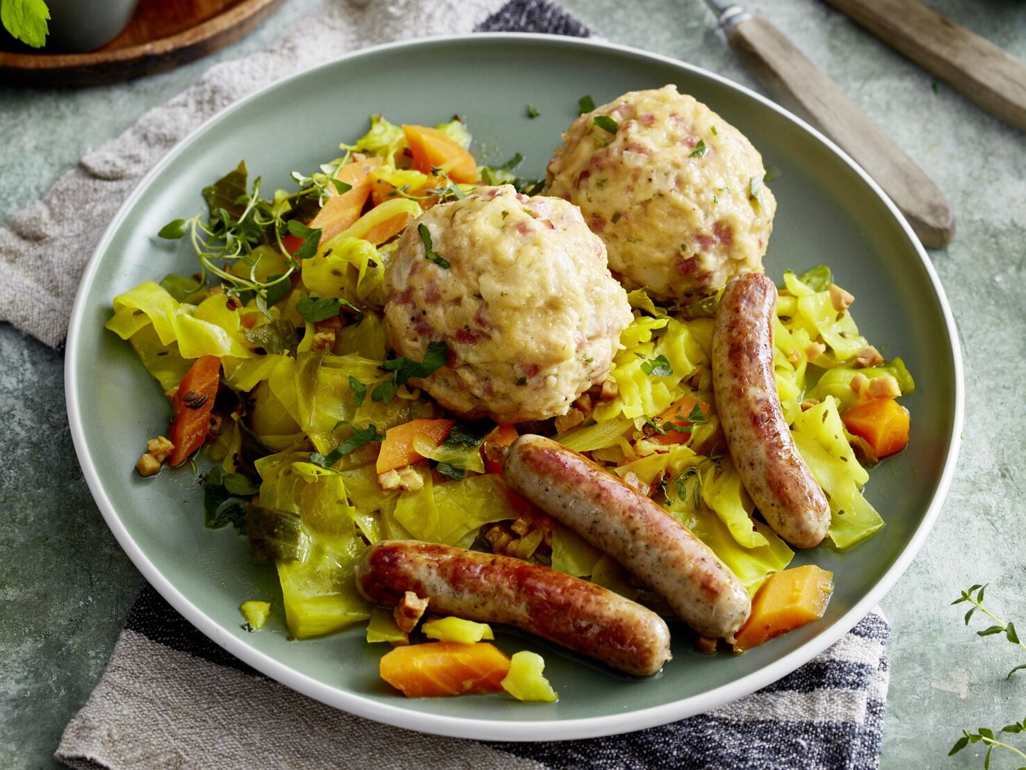 Speckknödel auf geschmortem Weißkohl: Gute Hausmannskost