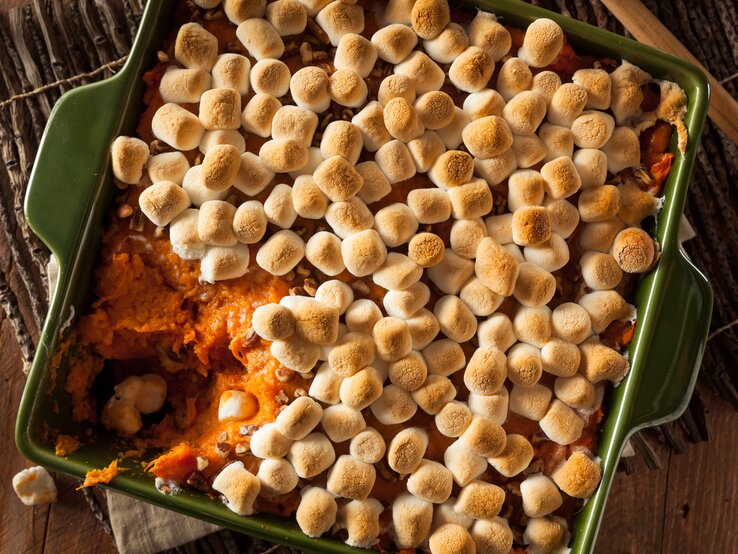 Süßkartoffelauflauf-Marshmallows Eine eckige, grüne Auflaufform mit Süßkartoffelauflauf mit Marshmallows in der Draufsicht.
