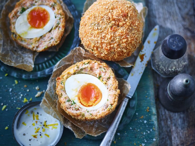 Schottische Eier auf einem Schneidebrett.