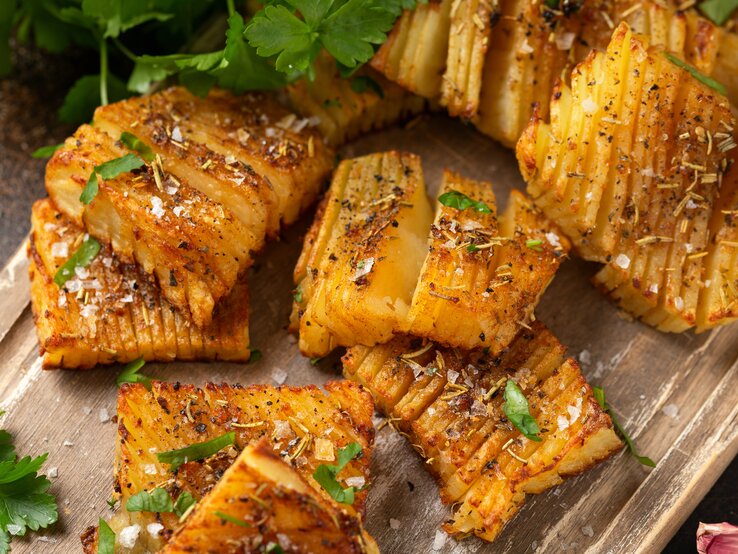 Akkordeon-Kartoffeln auf Brett.