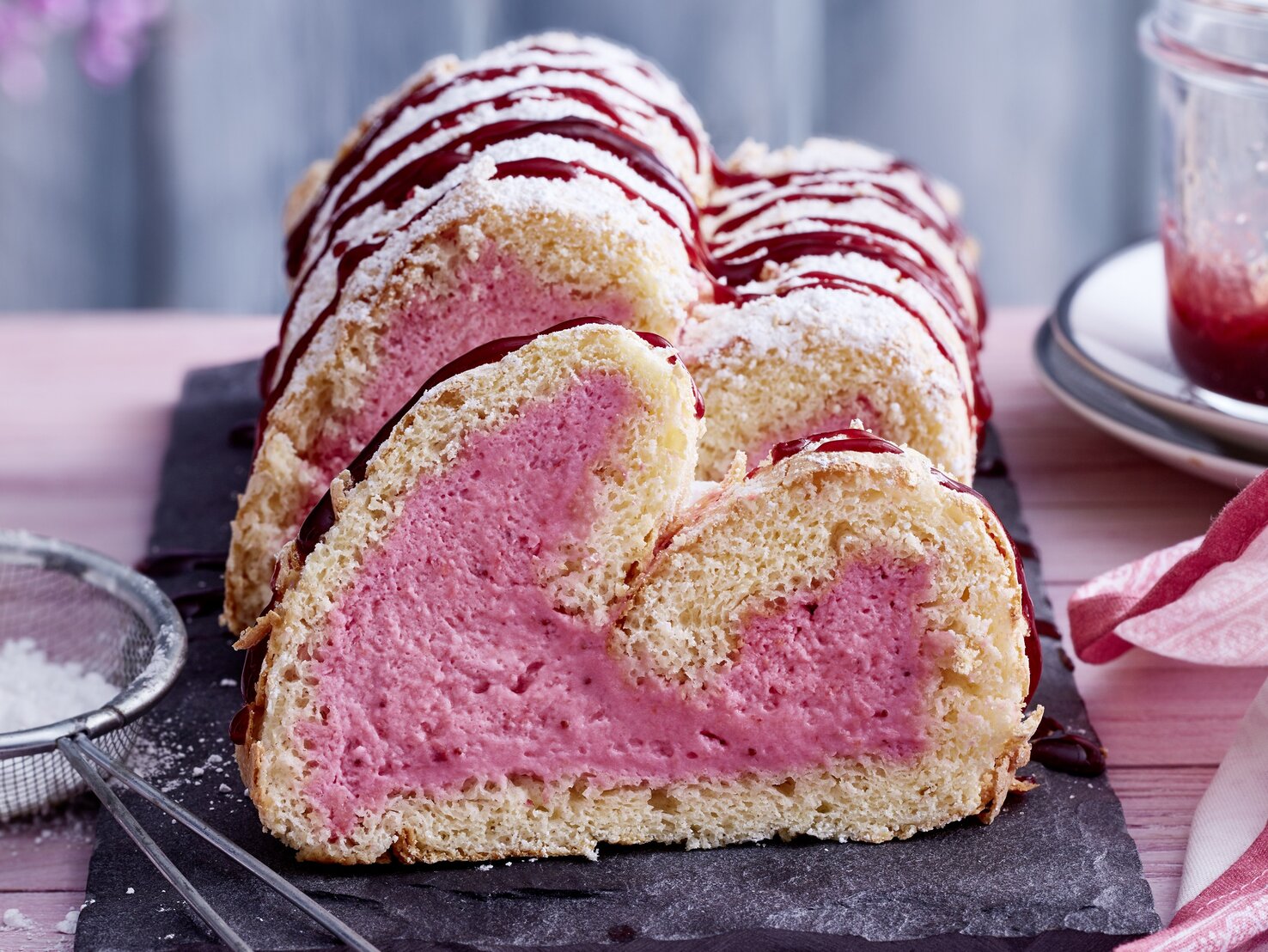 Biskuitrolle mit Herz: Einfaches Rezept mit Überraschungseffekt