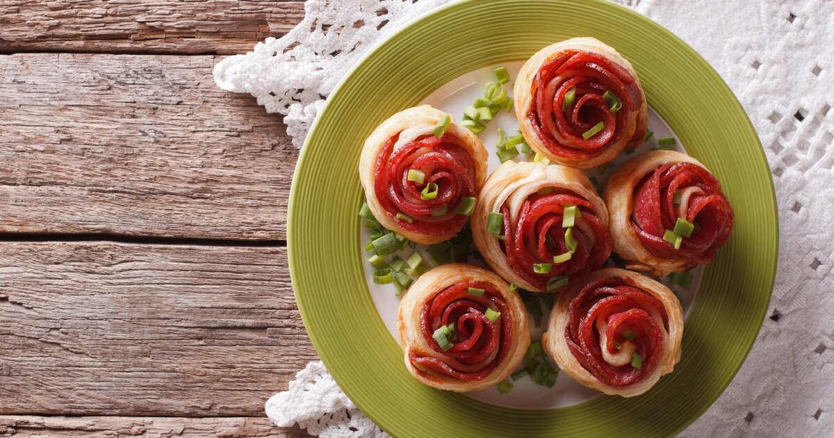 Salami-Rosen in Blätterteig – einfache Snack-Idee