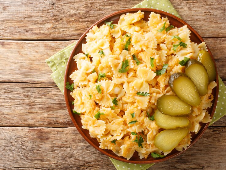 Tonteller mit Grenadiermarsch auf hölzernem Untergrund.