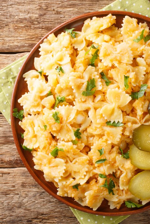 Tonteller mit Grenadiermarsch auf hölzernem Untergrund.