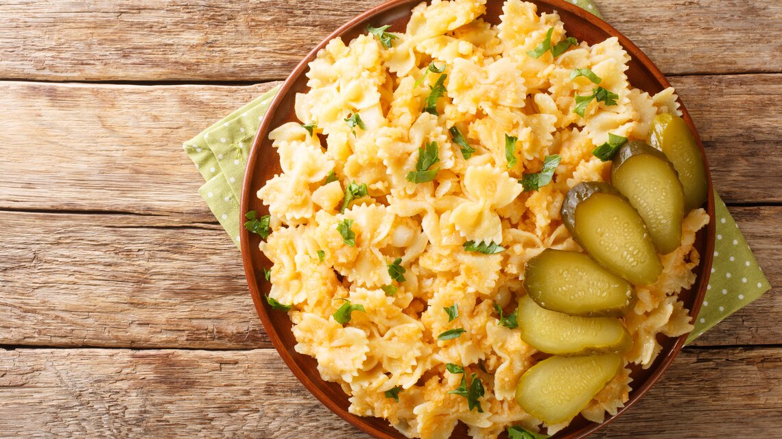 Tonteller mit Grenadiermarsch auf hölzernem Untergrund.