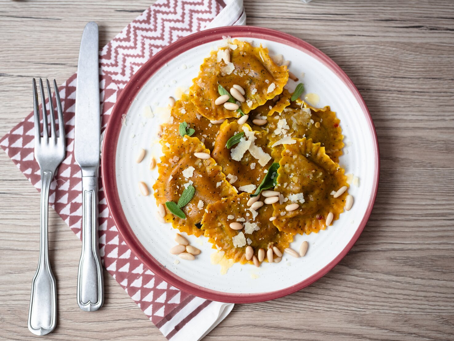 Kürbis-Ravioli: Selbst gemacht mit Salbeibutter