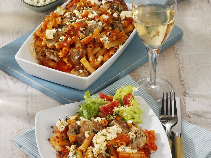 Ein Gyros-Makkaroni-Auflauf mit Feta in einer ofenfesten Form.