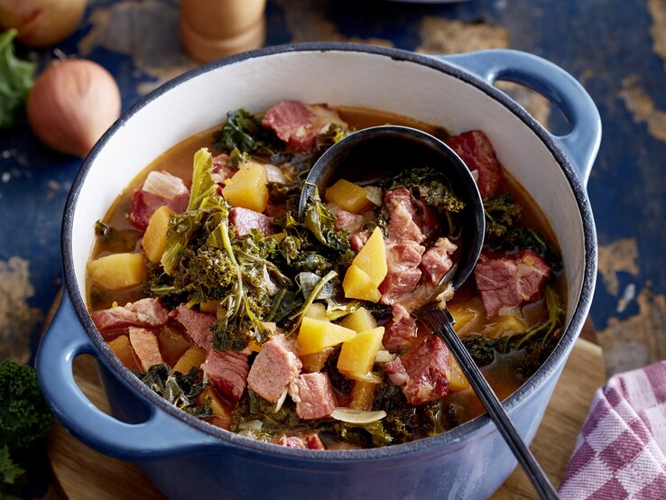 Bratkartoffel-Suppe mit Würstchen: Cremig trifft herzhaft