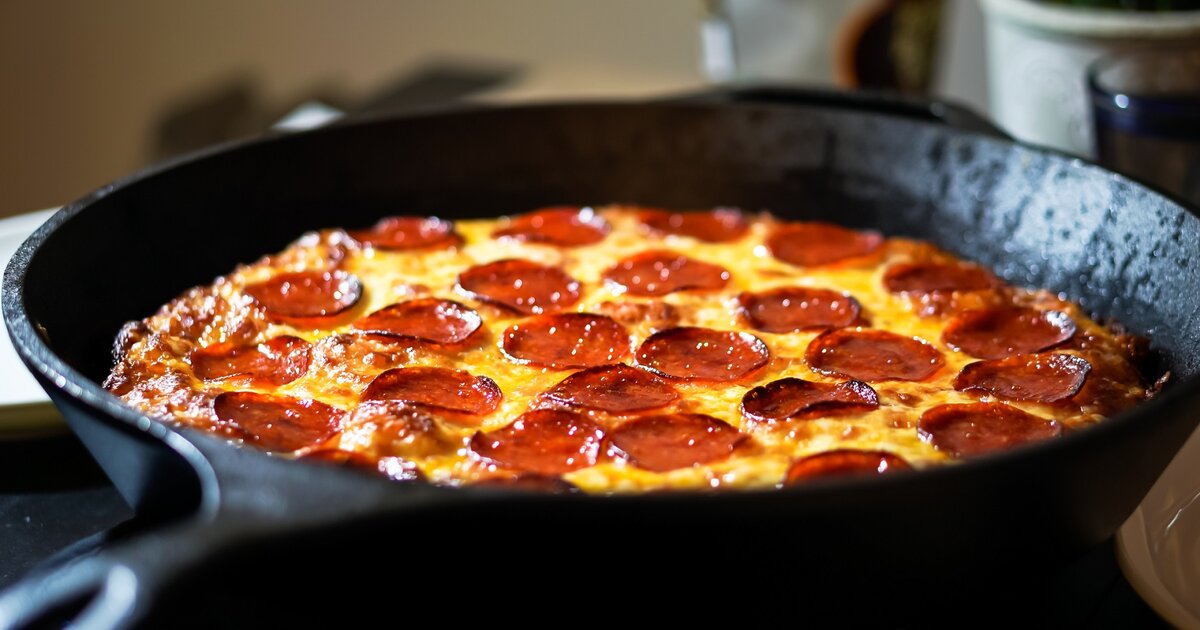 Pfannen-Pizza mit Salami: Knusprige Pizza in nur 30 Minuten