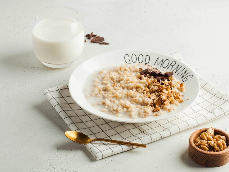 Zimtschnecken-Porridge in weißer Schüssel. 