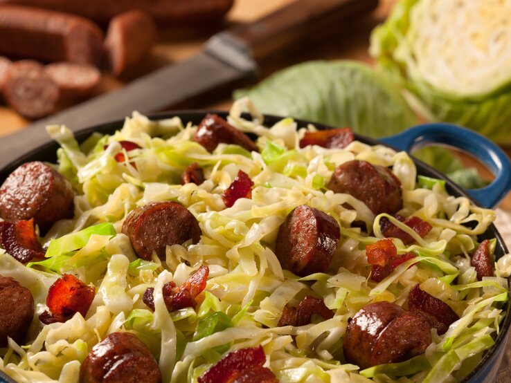 Alles aus einer Pfanne: Spitzkohl, Nudeln und Salsiccia. 