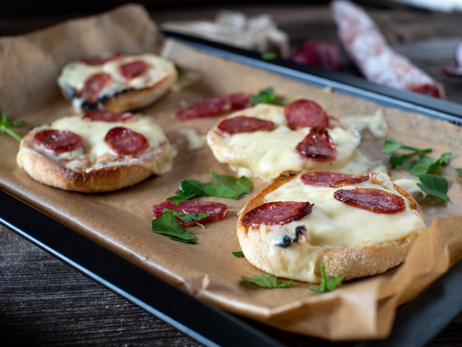 Schmandbrötchen mit Salami: Wer braucht da noch Pizzabrötchen?