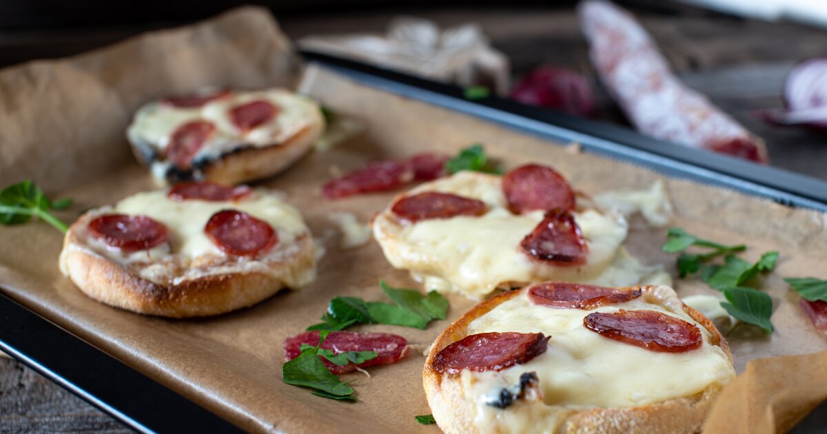 Schmandbrötchen mit Salami: Wer braucht da noch Pizzabrötchen?