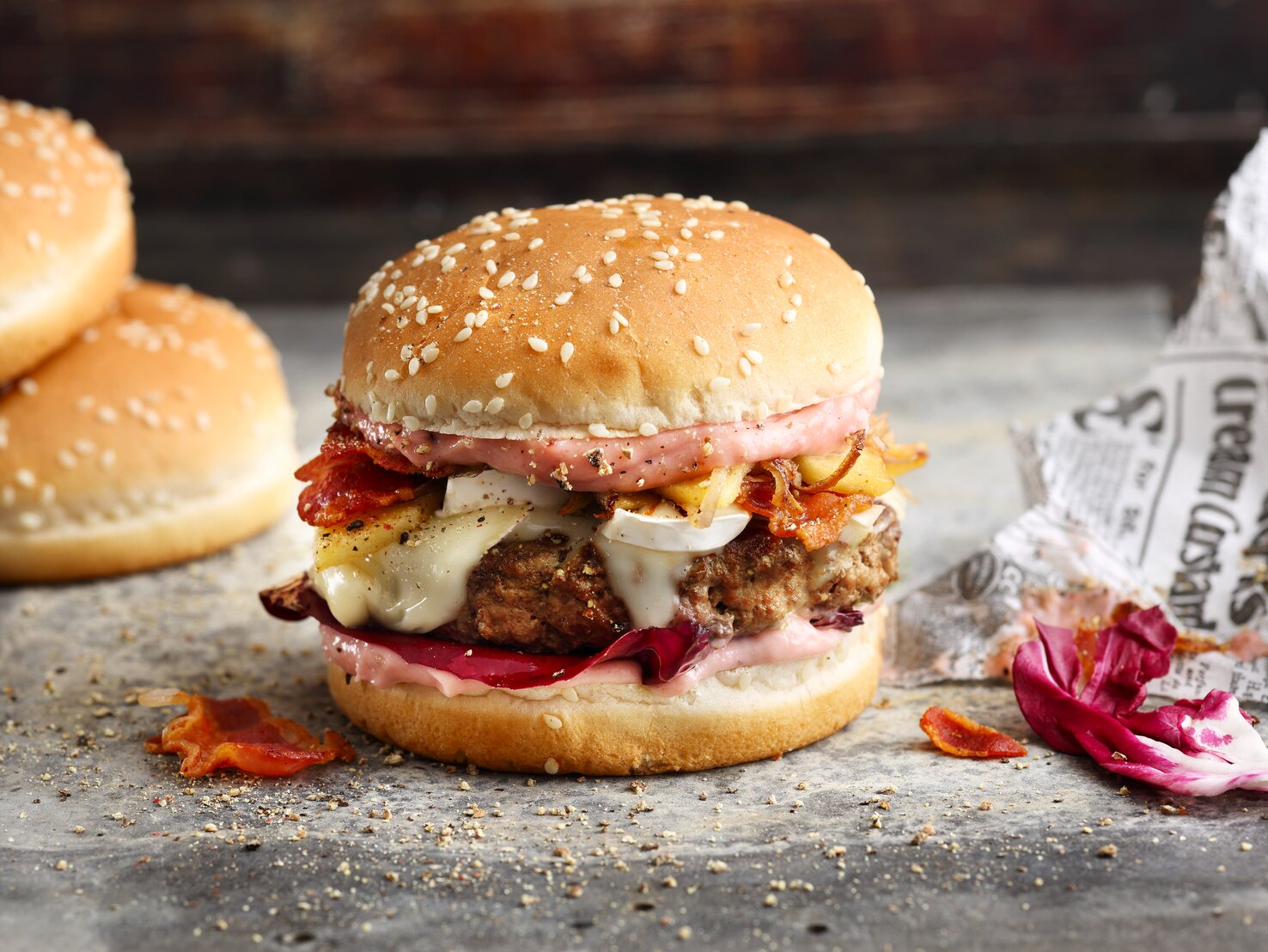 Französischer Burger mit Speck: Genuss aus zwei Welten.