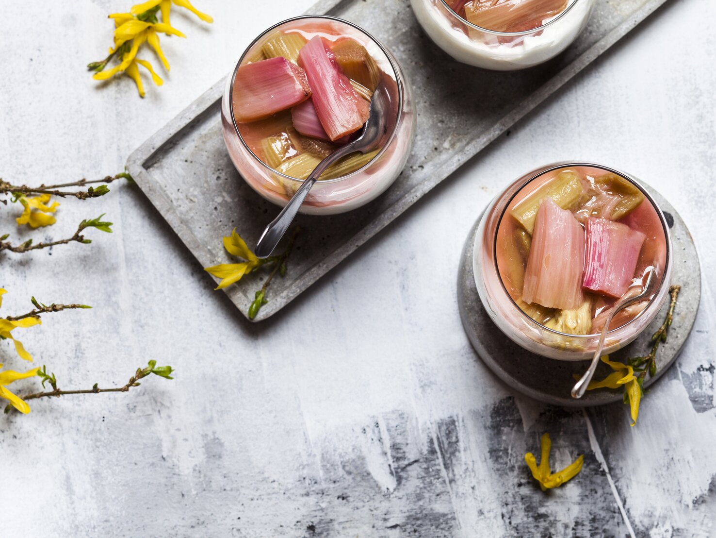 Schnelles Rhabarber-Quark-Dessert im Glas: Nur 6 Zutaten!